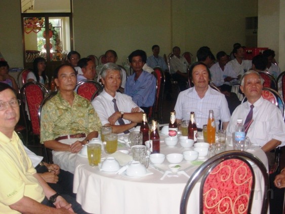 tu trai qua Thay Sinh, Thay Hanh, thay Thuong, thay diem, thay Danh.JPG - Từ trái: thầy Sinh, thầy Hạnh, thầy Thường, thầy Điền, thầy Danh